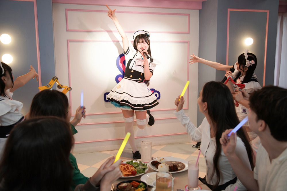 ペンライトが揺れる店内で毎日開催されるメイドライブ